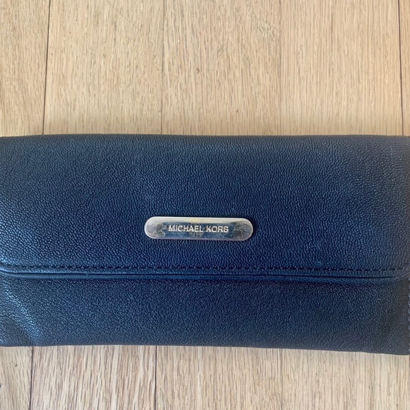 Michael Kors wallet - Picture 1 of 2